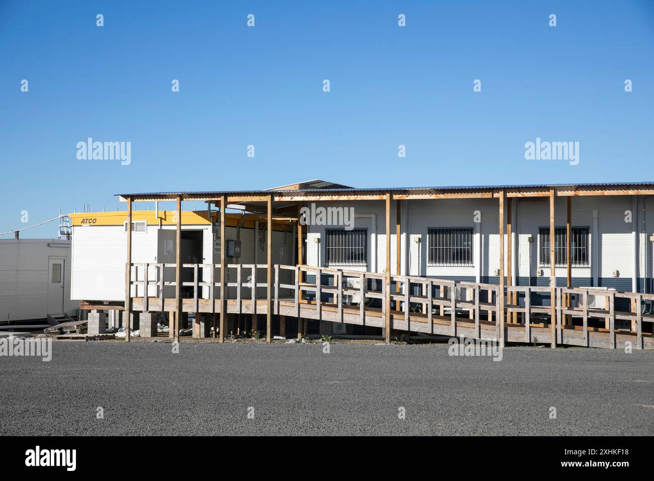 Temporäre Baustellenbüros Portacabin-ähnliche Gebäude bei einem Bauprojekt in Western Sydney, NSW, Australien am Tag des blauen Himmels Stockfoto