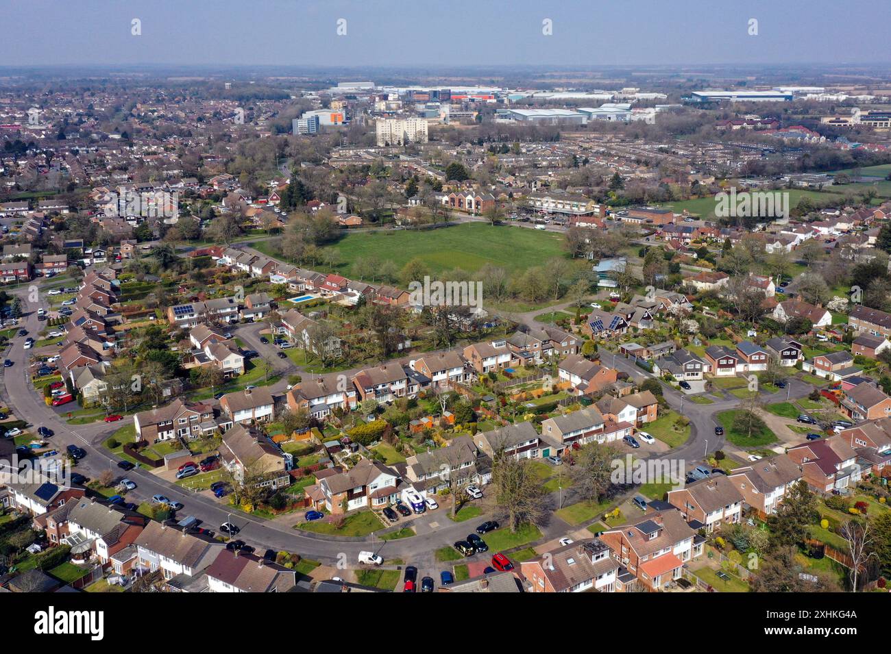 Aktenfoto vom 27. Januar 03/20 von einer Luftaufnahme von Leverstock Green bei Hemel Hempstead. Der durchschnittliche Preis für ein Haus ist im Juli um mehr als üblich gesunken, laut der Website Rightmove, da der typische neue Verkäufer, der den Preis im Juli um 0,4 % oder 1.617 £ im Vergleich zum Monat verlangt, im Juli auf 373 493 £ fiel, von 375.110 £ im Juni. Ausgabedatum: Montag, 15. Juli 2024. Stockfoto