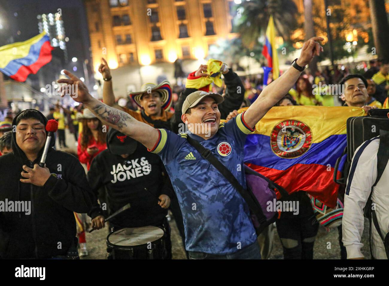 Santiago, Chile. Juli 2024. Kolumbianische Fans feiern vor dem Finale der CONMEBOL Copa America 2024 zwischen Argentinien und Kolumbien auf der Plaza de Armas (Foto: Lucas Aguayo/SOPA Images/SIPA USA) Credit: SIPA USA/Alamy Live News Stockfoto