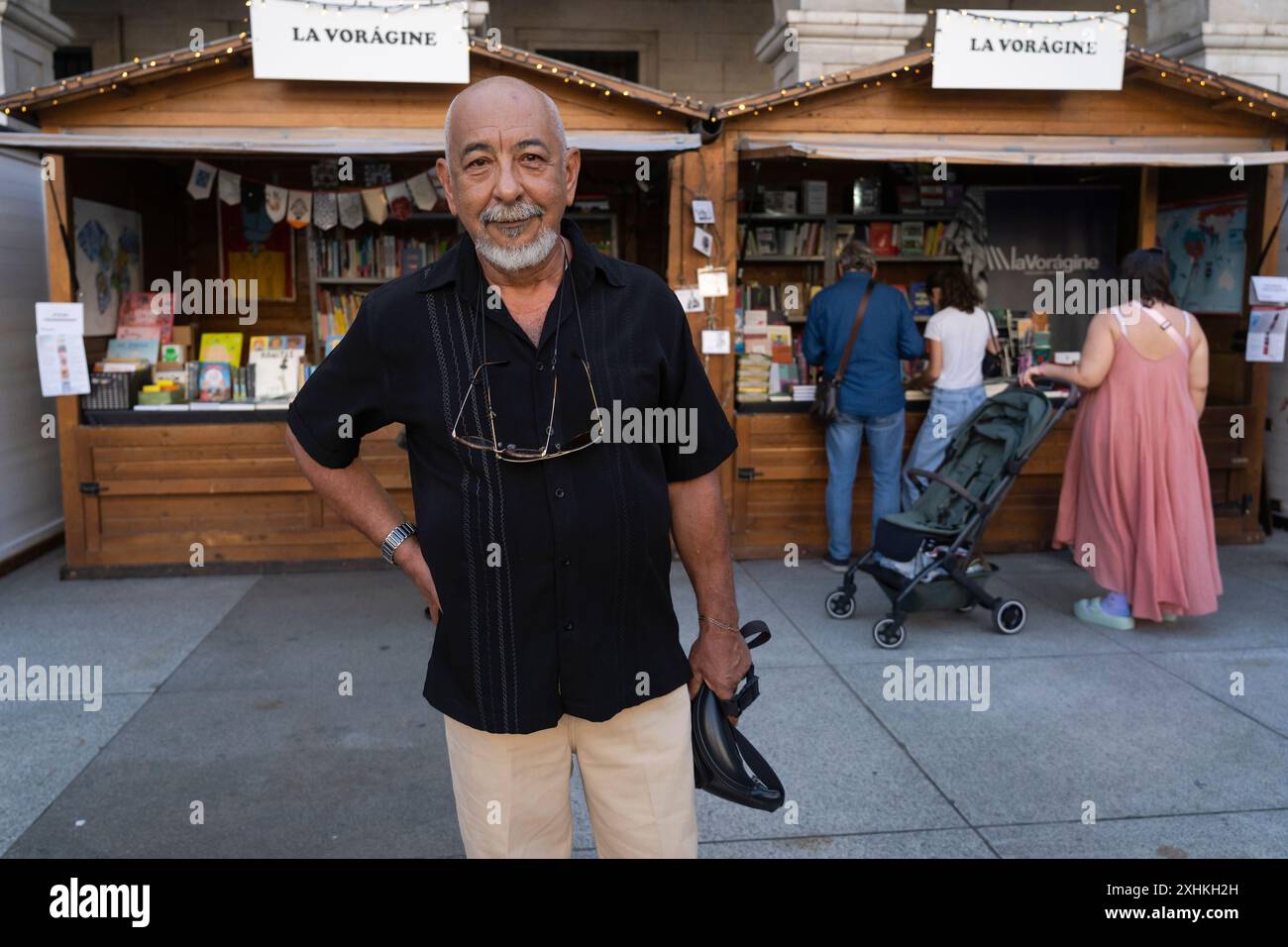 Santander, Spanien. Juli 2024. Leonardo Padura, der kubanische Krimi-Autor, besucht im Juli die Santander Buchmesse (FELISA) in Santander, Spanien. Die Messe findet 10 Tage lang auf der mit Säulenräumen überdachten plaza of Santander statt und bringt zahlreiche Schriftsteller, Karikaturisten, Künstler und Musiker im Rahmen ihres umfangreichen Aktivitätenprogramms zusammen. (Foto: Joaquin Gomez Sastre/NurPhoto)0 Credit: NurPhoto SRL/Alamy Live News Stockfoto