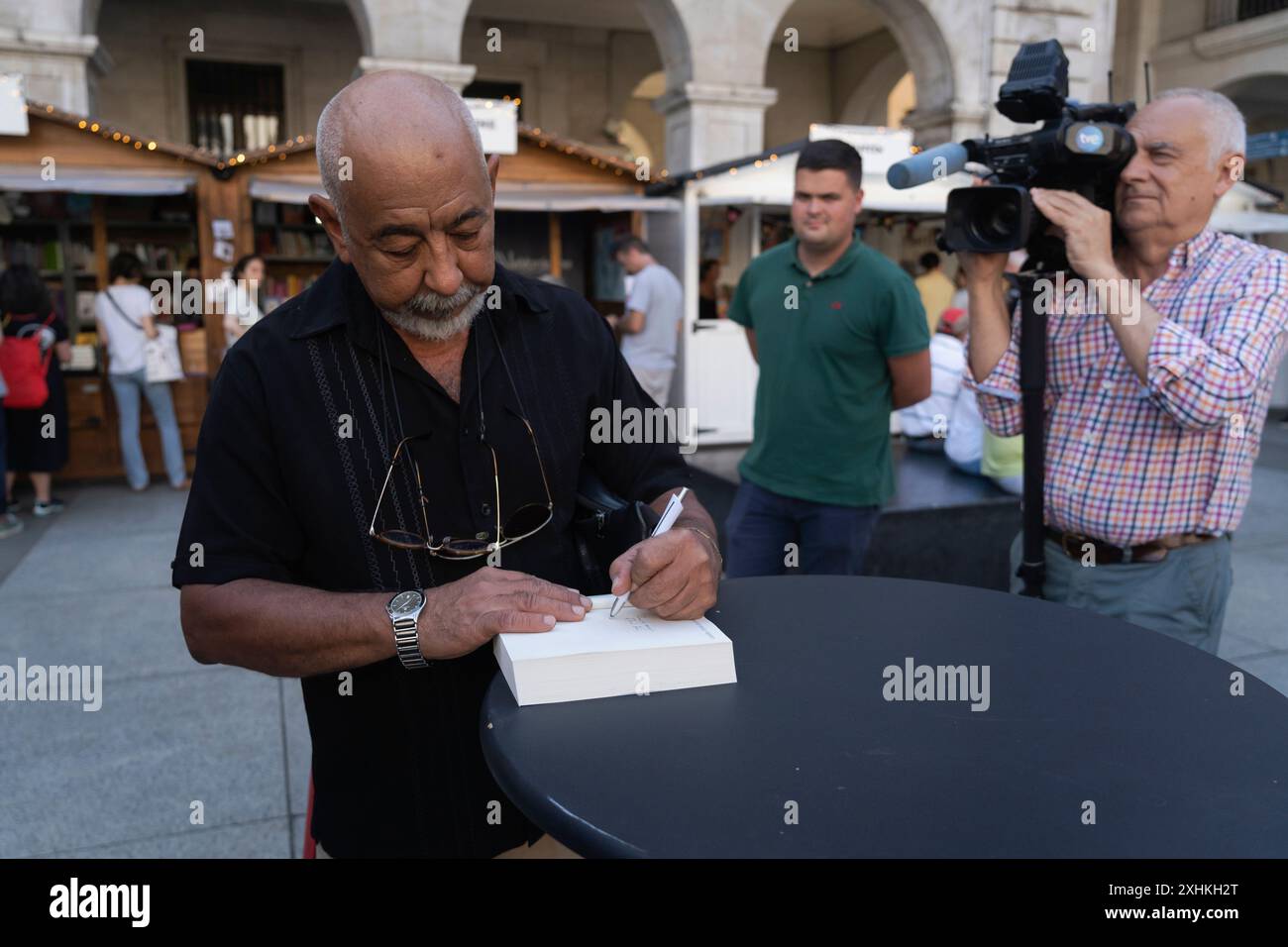 Santander, Spanien. Juli 2024. Der kubanische Krimi-Schriftsteller Leonardo Padura unterzeichnet eine Kopie seines neuesten Romans auf der Santander Buchmesse (FELISA), die im Juli zehn Tage lang auf der plaza de Santander in Spanien stattfindet und zahlreiche Schriftsteller, Karikaturisten, Künstler, und Musikern in seinem umfangreichen Programm an Aktivitäten. (Foto: Joaquin Gomez Sastre/NurPhoto)0 Credit: NurPhoto SRL/Alamy Live News Stockfoto