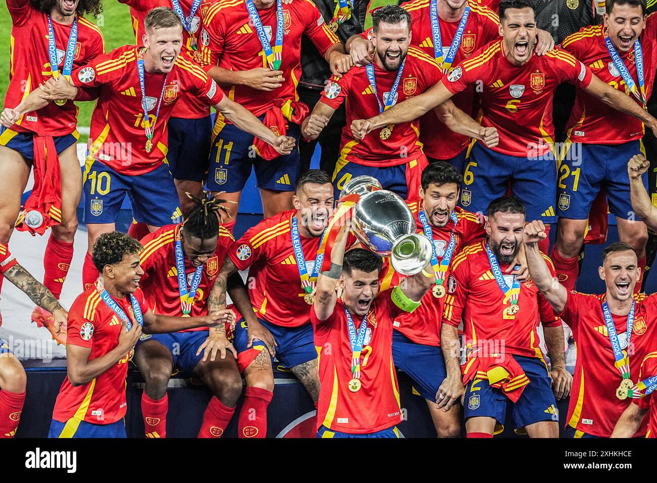 Berlin, Deutschland. Juli 2024. Fußball: Europameisterschaft, Spanien - England, Endrunde, Finale, Olympiastadion Berlin, Spaniens Spieler jubeln mit der Trophäe. Quelle: Michael Kappeler/dpa/Alamy Live News Stockfoto