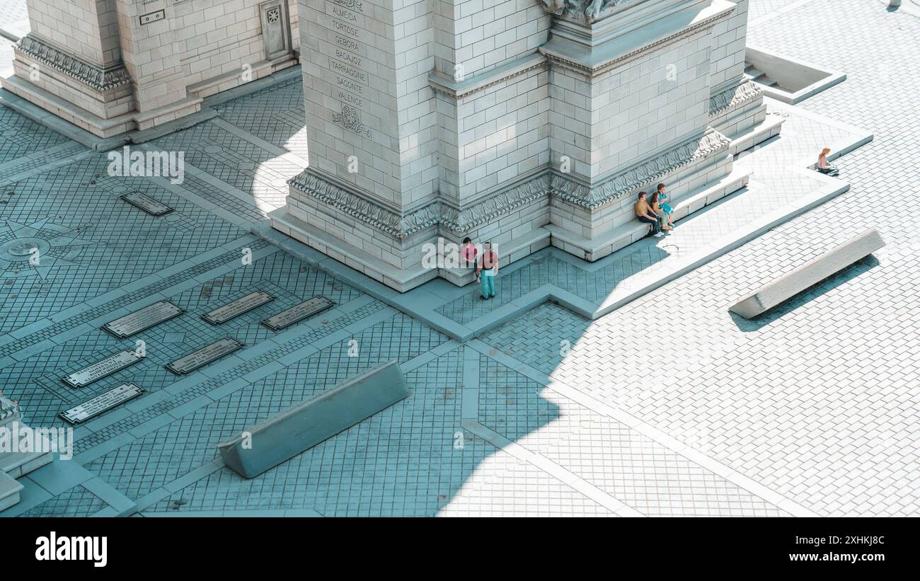 Miniaturfiguren Arc de triomphe Menschenmenge Stockfoto