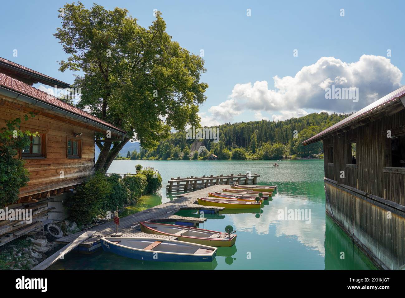 Blick auf Boote und Bootshäuser am idyllischen Walchensee, Walchensee, Bayerische Alpen. Stockfoto