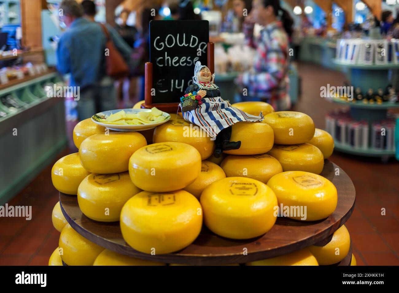 Runden harter Gouda-Käse im Laden in Zaanse Schans - ein kleines niederländisches Dorf, berühmt für seine Käseherstellung. Stockfoto