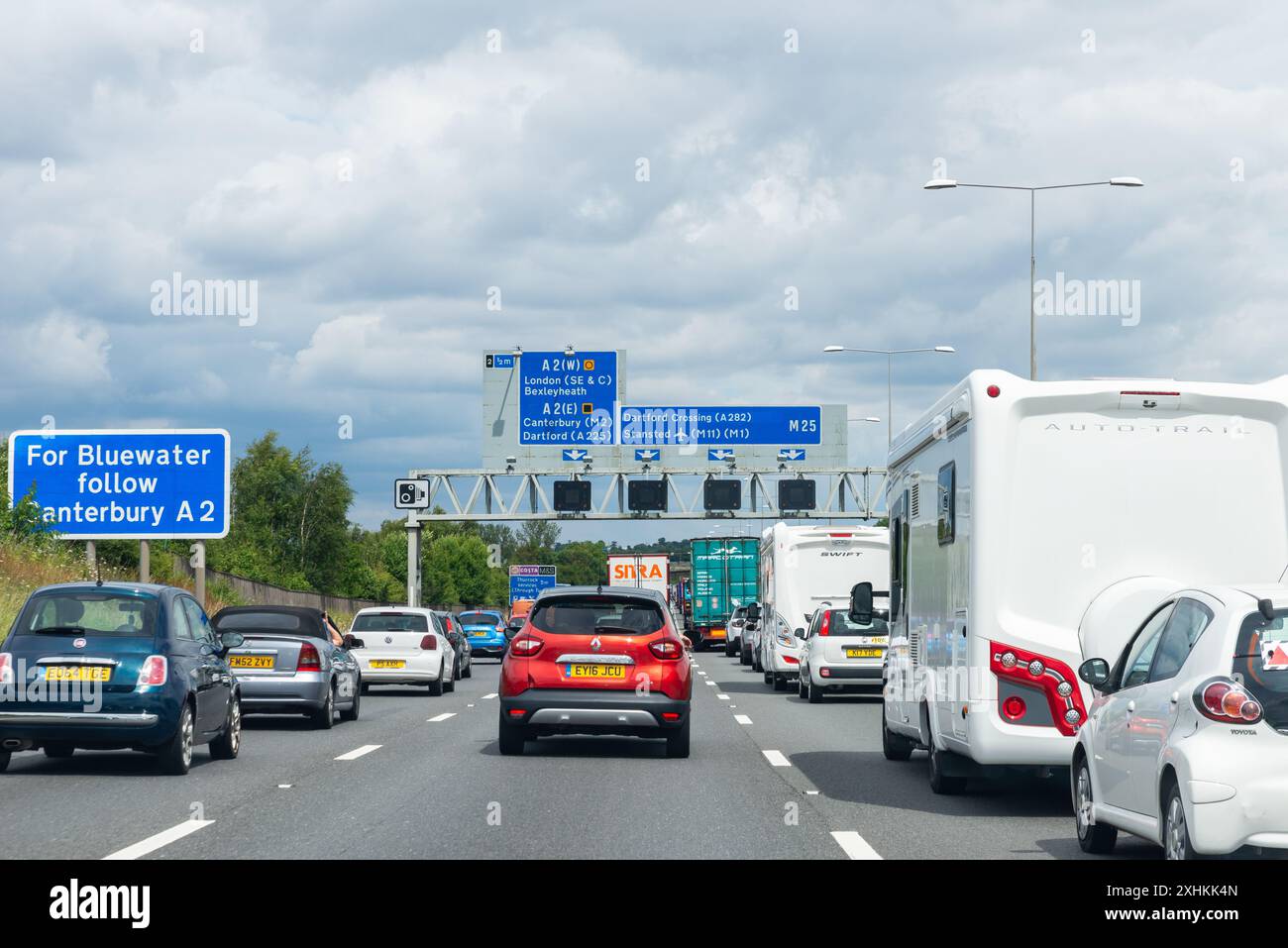 Warteschlangen auf der Autobahn M25 in Richtung Dartford Tunnel in Kent, Großbritannien. Staus. Schilder für A2, Dartford Crossing, A282, M11 Stockfoto