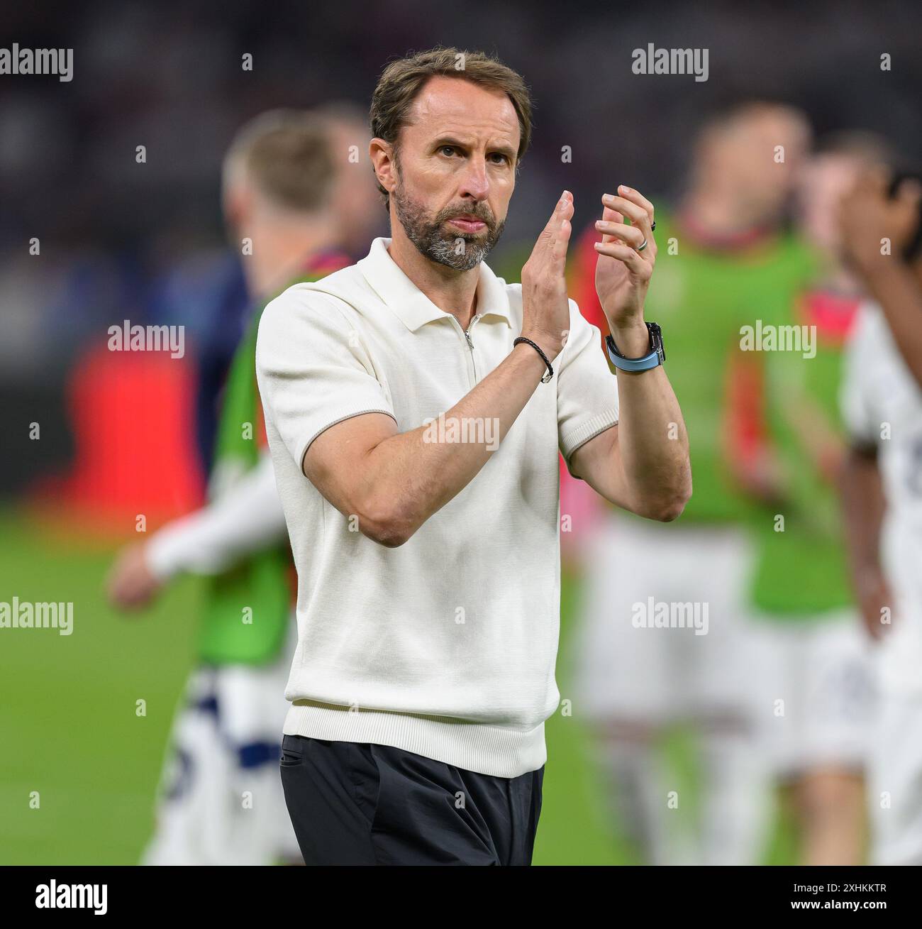 14. Juli 2024 - England gegen Spanien - UEFA Euro 2024 - Finale - Olympiastadion - Berlin. Gareth Southgate applaudiert den englischen Fans nach dem Spiel. Bild : Mark Pain / Alamy Live News Stockfoto