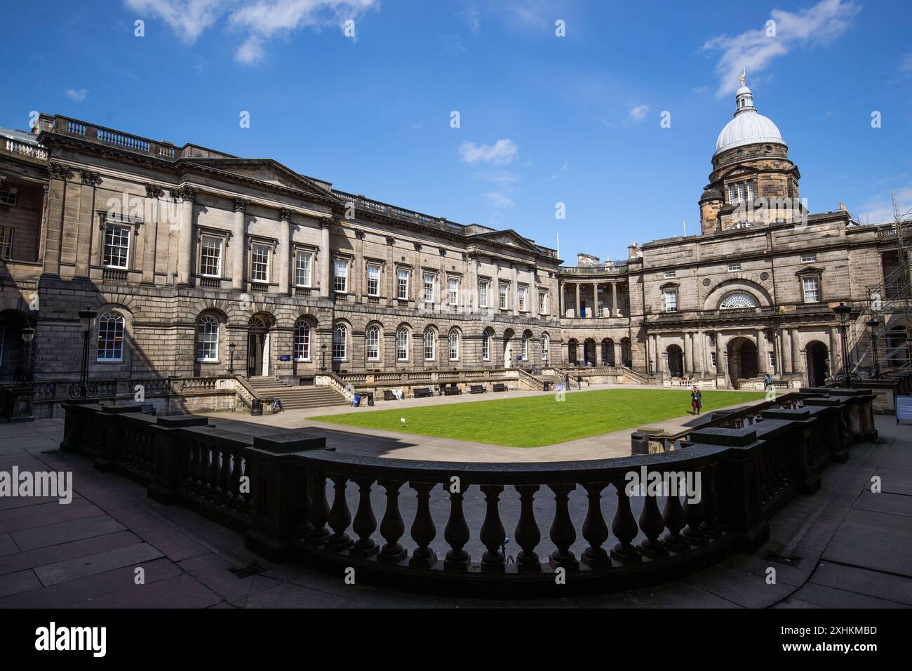 Aktenfoto vom 13/05/19 mit einer allgemeinen Ansicht des University of Edinburgh Old College, Edinburgh. Forscher der School of Philosophy, Psychology and Language Sciences an der Universität Edinburgh und der Universität Tartu in Estland verwendeten eine andere Methode, um die Lebenszufriedenheit zu beurteilen, und fanden heraus, dass die Persönlichkeit der Menschen einen größeren Einfluss auf ihre Lebenszufriedenheit hat als ihre Umstände. Ausgabedatum: Montag, 15. Juli 2024. Stockfoto