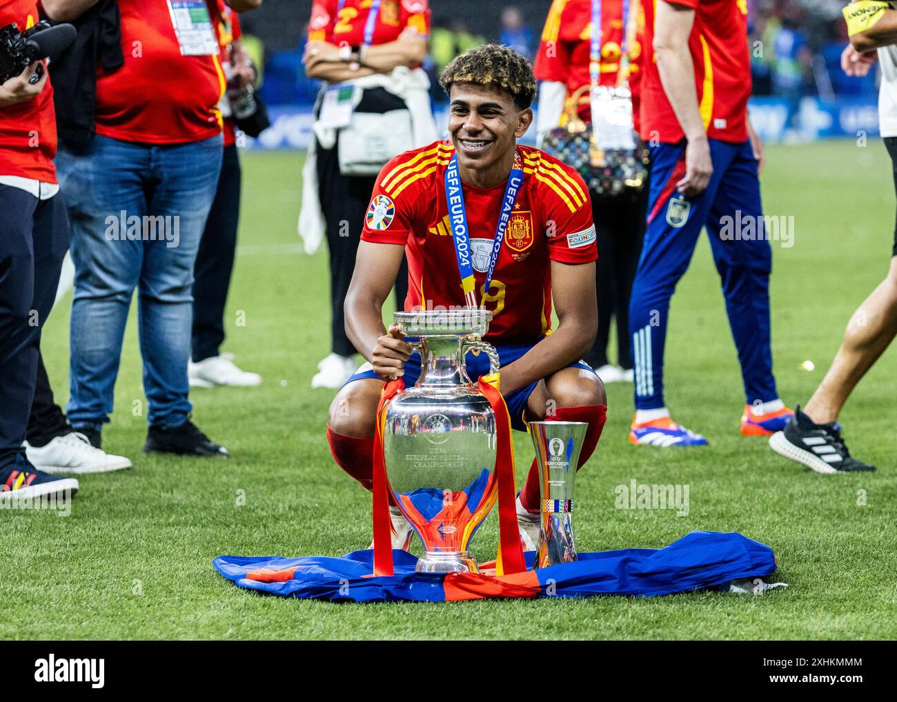 berlin-olympiastadion-14-07-2024-lamine-yamal-aus-spanien-gewinnt