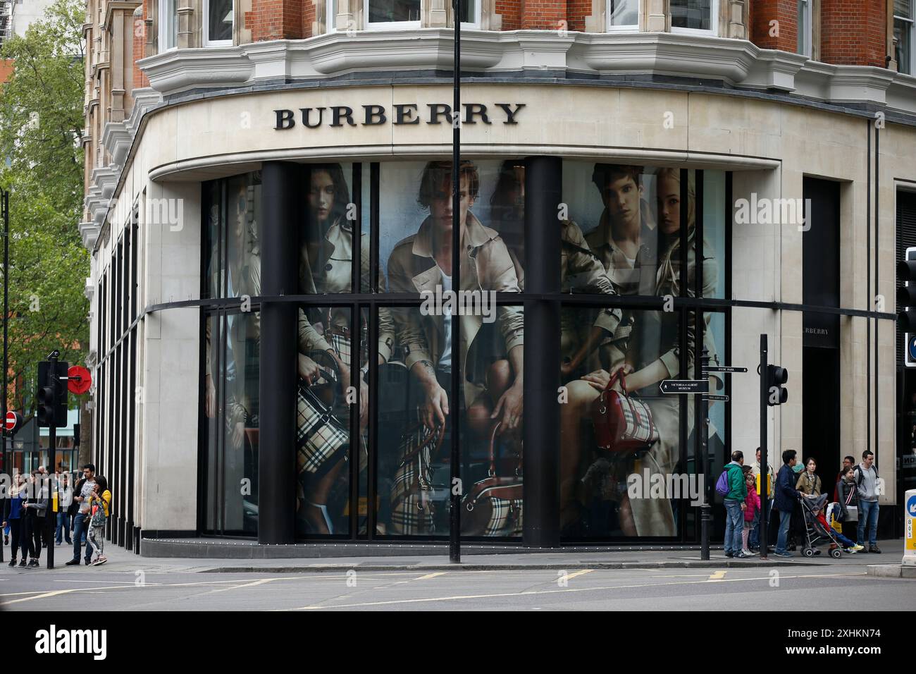 Aktenfoto vom 29/04/14, eine allgemeine Ansicht eines Burberry-Geschäfts in Knightsbridge, London. Das Luxusmodeunternehmen Burberry sagte, dass Chef Jonathan Akeroyd nach etwas mehr als zwei Jahren in der Arbeit gegangen sei, da die Gruppe warnte, dass es auf einen halben Jahres Verlust fallen würde. Ausgabedatum: Montag, 15. Juli 2024. Stockfoto