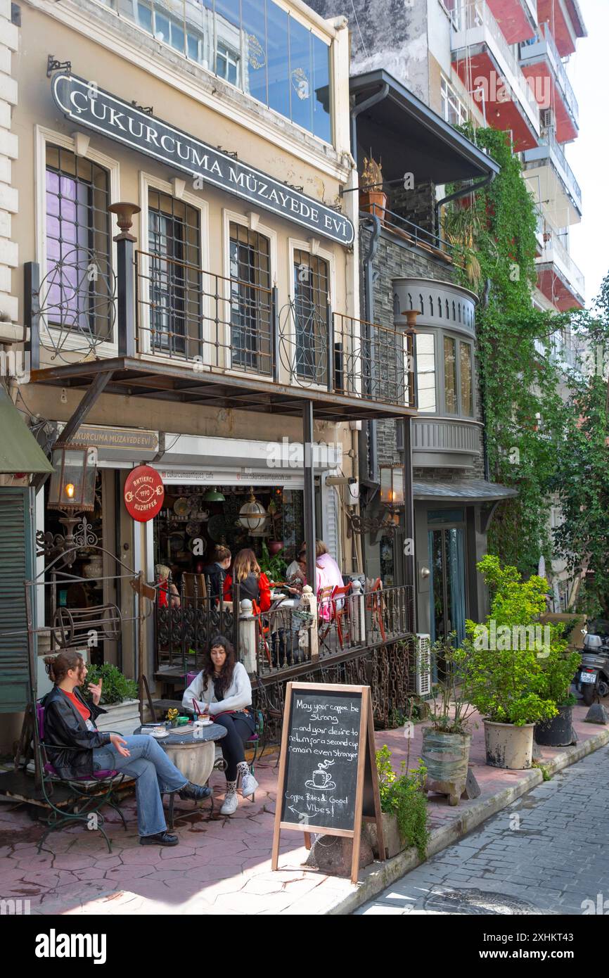 Türkei, Istanbul, Pera, Jugendliche auf der Terrasse eines Cafés in einem alten Haus in Cukurcuma, dem Antiquitätenviertel Stockfoto