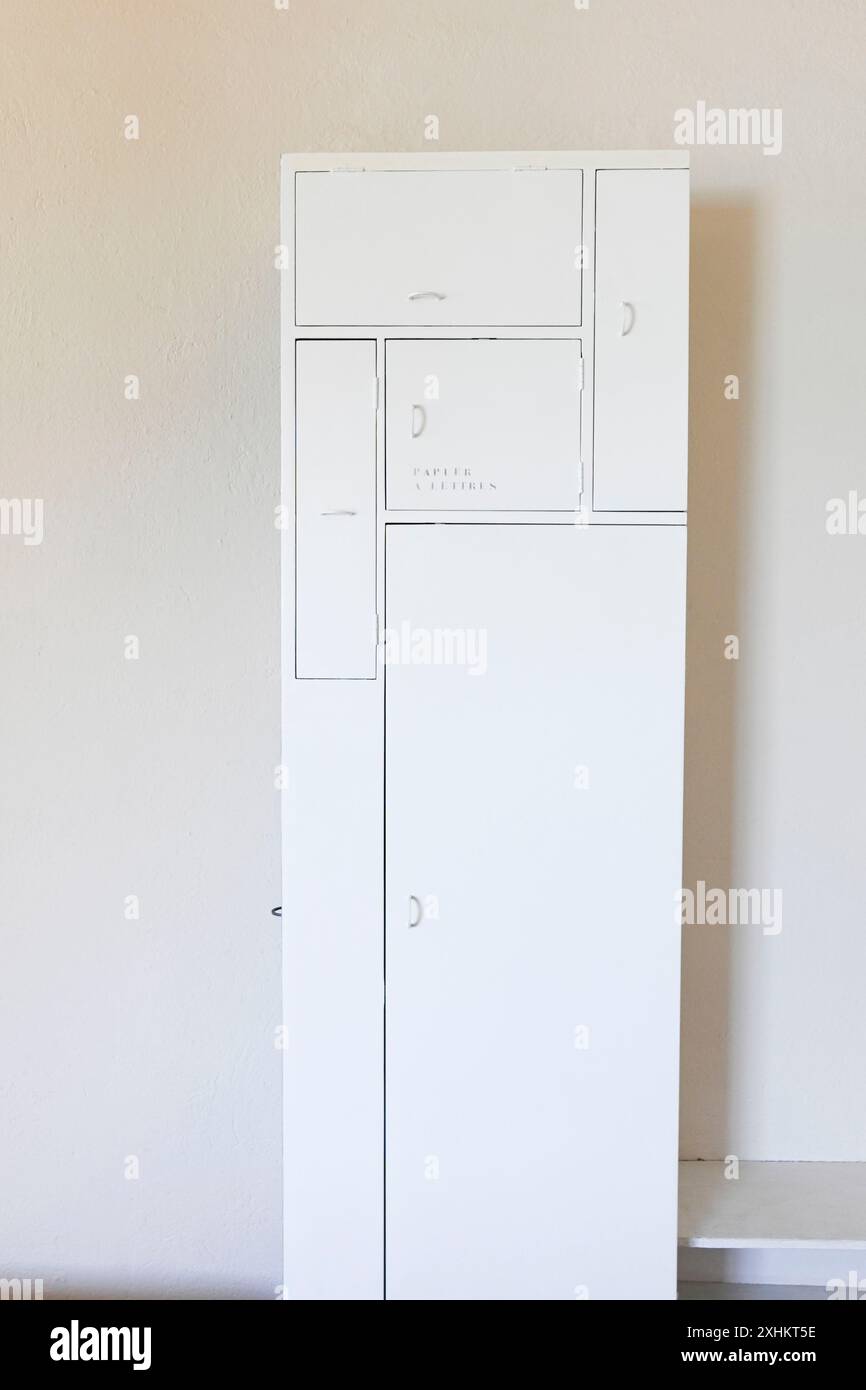 Frankreich, Alpes Maritimes, Roquebrune Cap Martin, kubistischer Metallschrank im Schlafzimmer auf Gartenebene mit Schreibwarenschablone Stockfoto