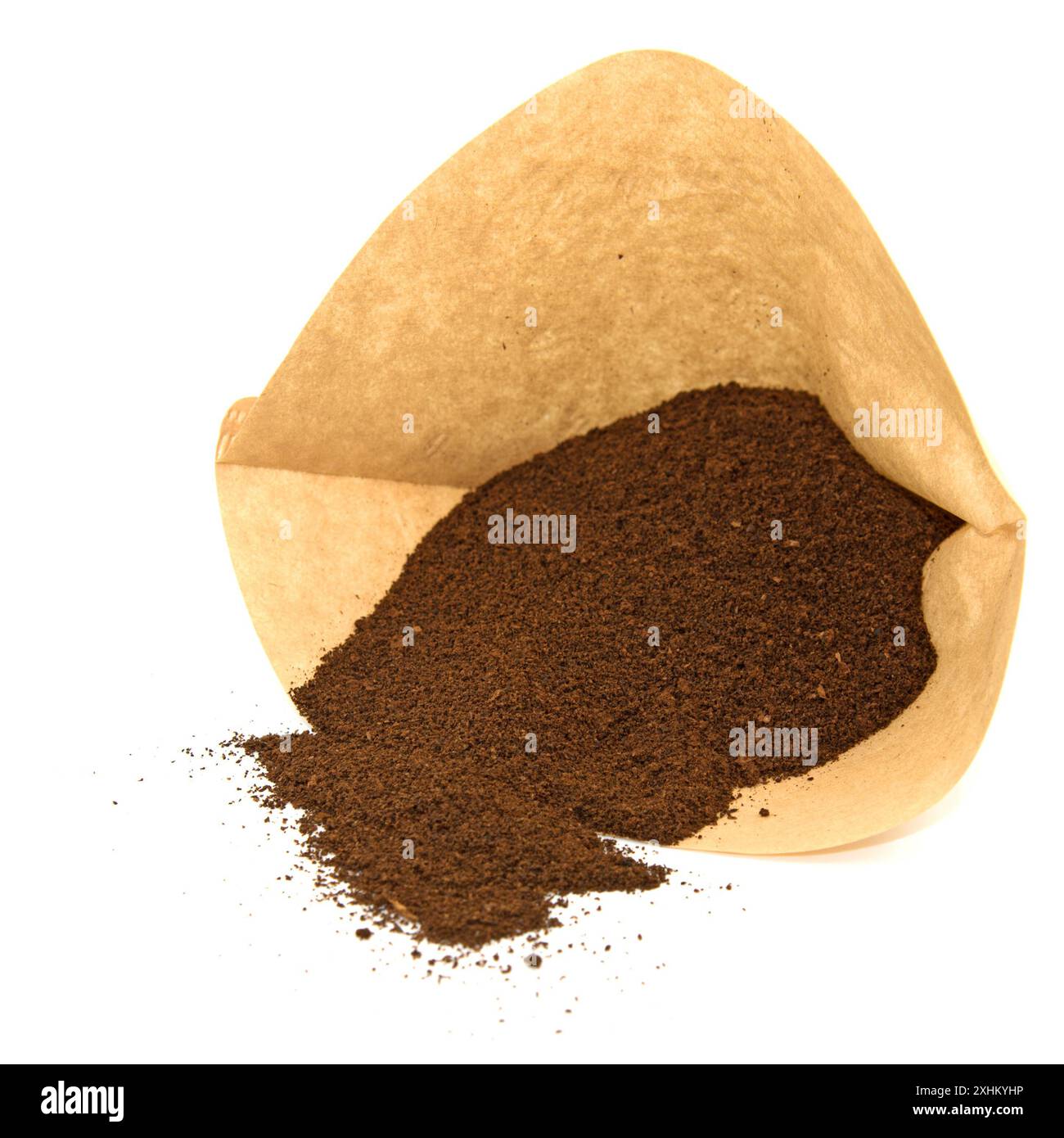 Filterbeutel mit Kaffeesatz auf weißem Hintergrund Stockfoto