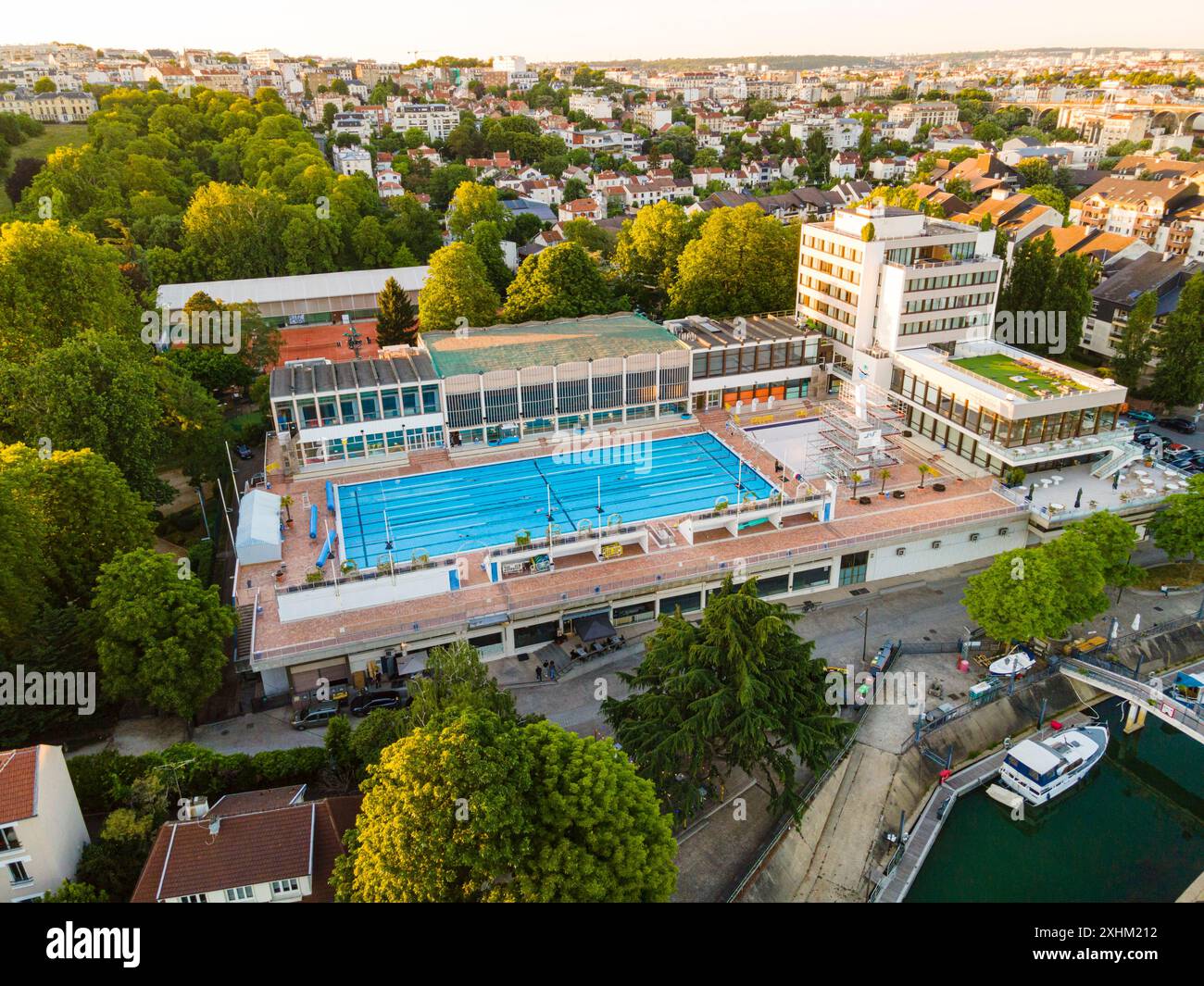 Frankreich, Val de Marne, Nogent sur Marne, Schwimmbad und Hotel du Port mit dem Yachthafen an der Marne (aus der Vogelperspektive) Stockfoto