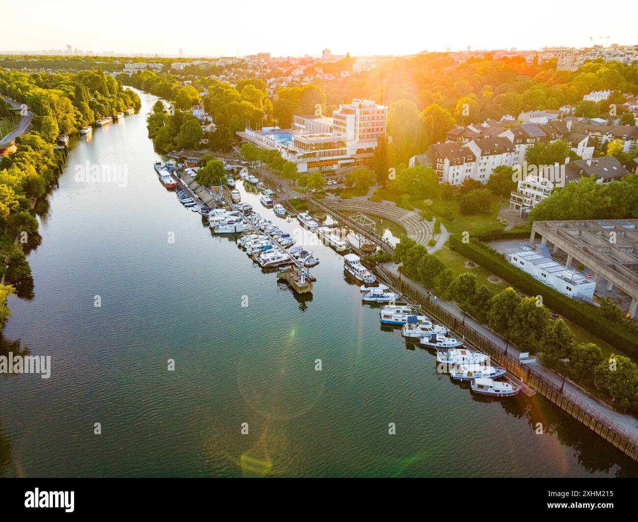 Frankreich, Val de Marne, Nogent sur Marne, Schwimmbad und Hotel du Port mit dem Yachthafen an der Marne (aus der Vogelperspektive) Stockfoto