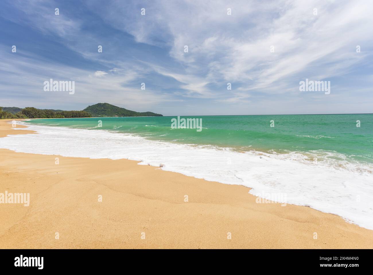 Mai Khao Beach liegt an der Nordwestküste von Phuket Thailand. Dieser Strand hat die längste Küste von ganz Phuket. Stockfoto