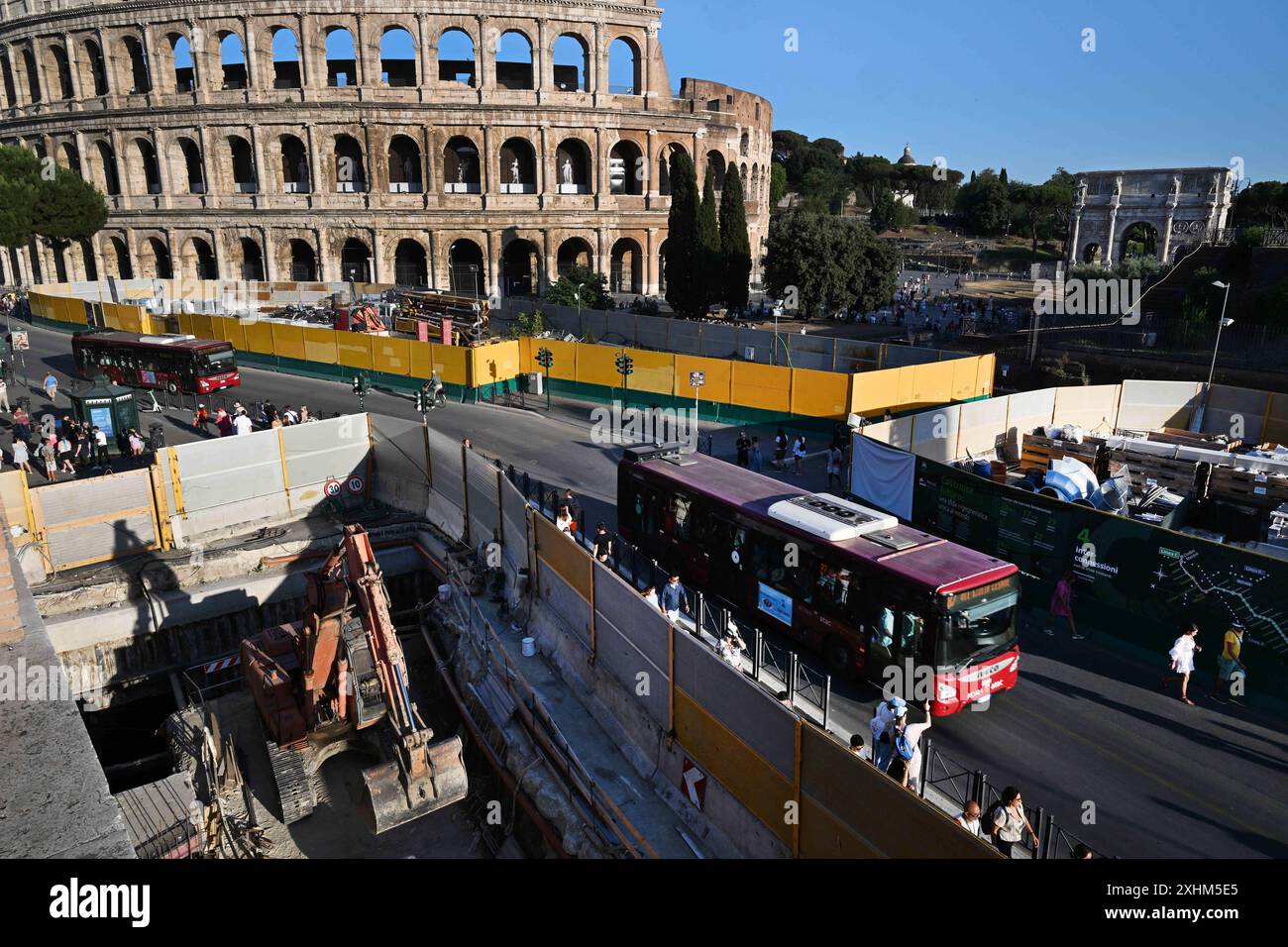 Am 2024. Juli wird in der Nähe des Kolosseums in Rom, Italien, ein großer U-Bahnknotenpunkt gebaut, um die dritte U-Bahn-Linie Roms fertigzustellen, die die beiden wichtigsten Basiliken der Stadt, St. Peter und St. John Lateran, verbinden und das Herz des kunstreichen Zentrums sezieren wird. - Öffentliche Bauprojekte vor dem Jubiläum haben Rom überwältigt, mit flutbeleuchteten Baustellen, die rund um die Uhr in Betrieb sind, ganze Teile von zentralen Boulevards umgeleitet und der Verkehr hat die bereits verstopften Straßen der Stadt erschüttert. Der Arbeitsrausch hat den Verkehr in die Wut der Bewohner gerissen und einige Besucher in diesem Sommer bescheuert Stockfoto