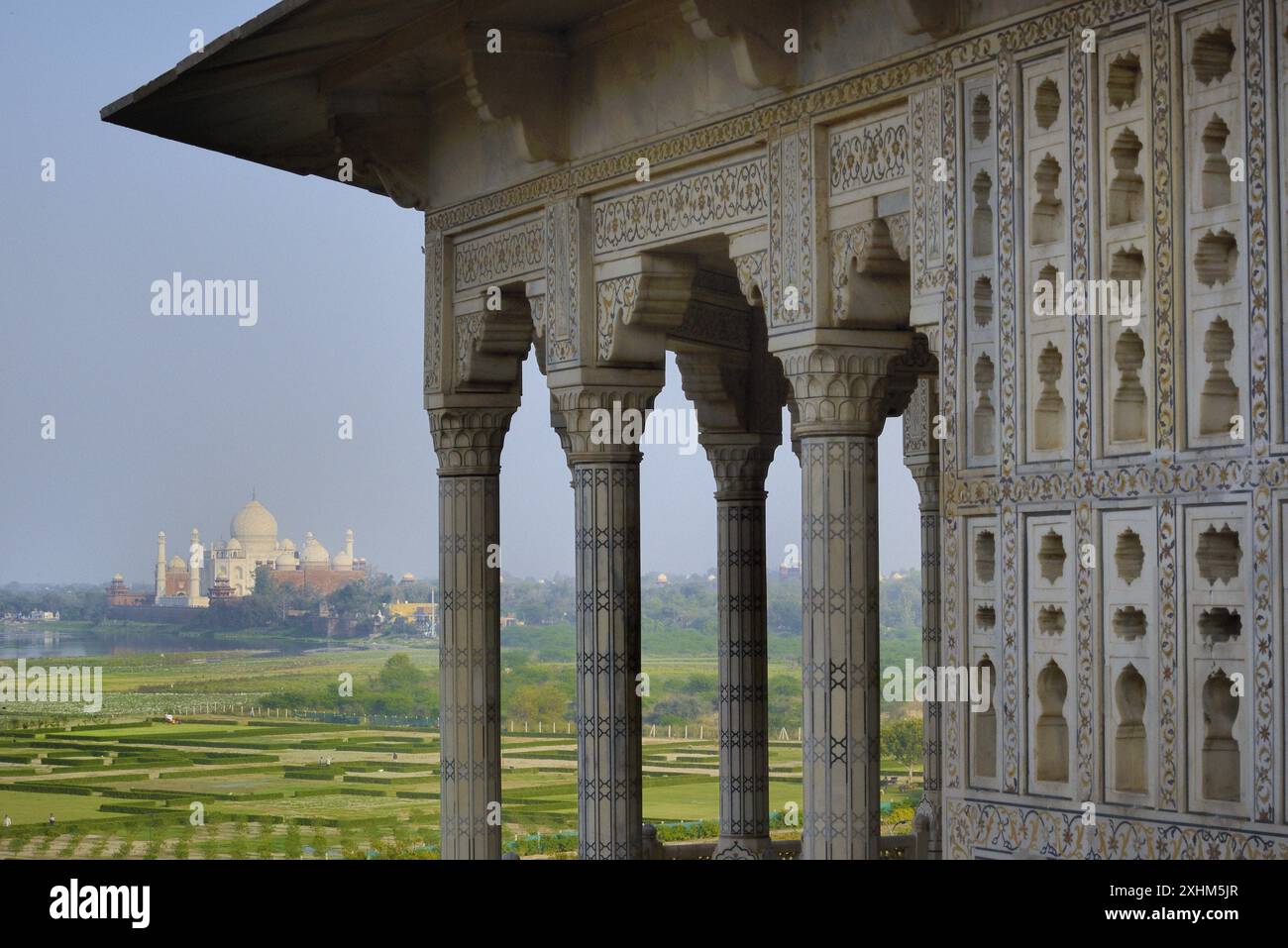 Indien, Uttar Pradesh, UNESCO-Weltkulturerbe, Agra, das Rote Fort, Musamman Burj (Gefangenenturm) und Taj Mahal Stockfoto