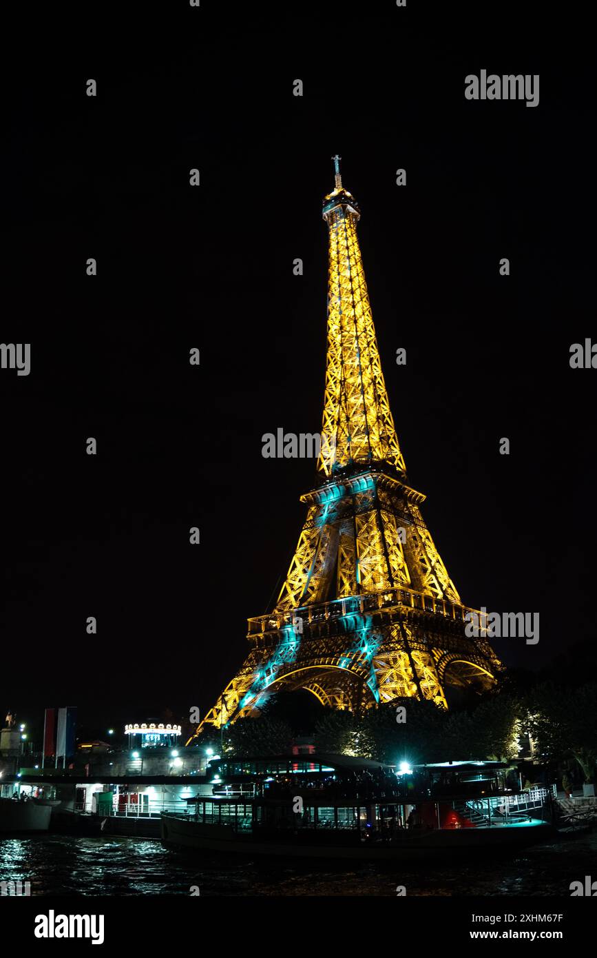 Goldenes Leuchten des Eiffelturms an der seine - Paris, Frankreich Stockfoto