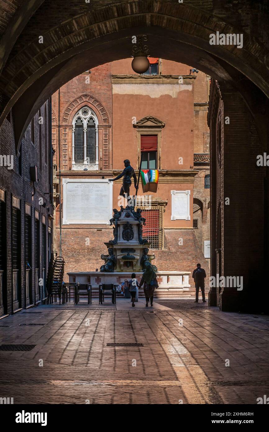 Ein typischer überdachter Durchgang im historischen Zentrum von Bologna, Italien Stockfoto