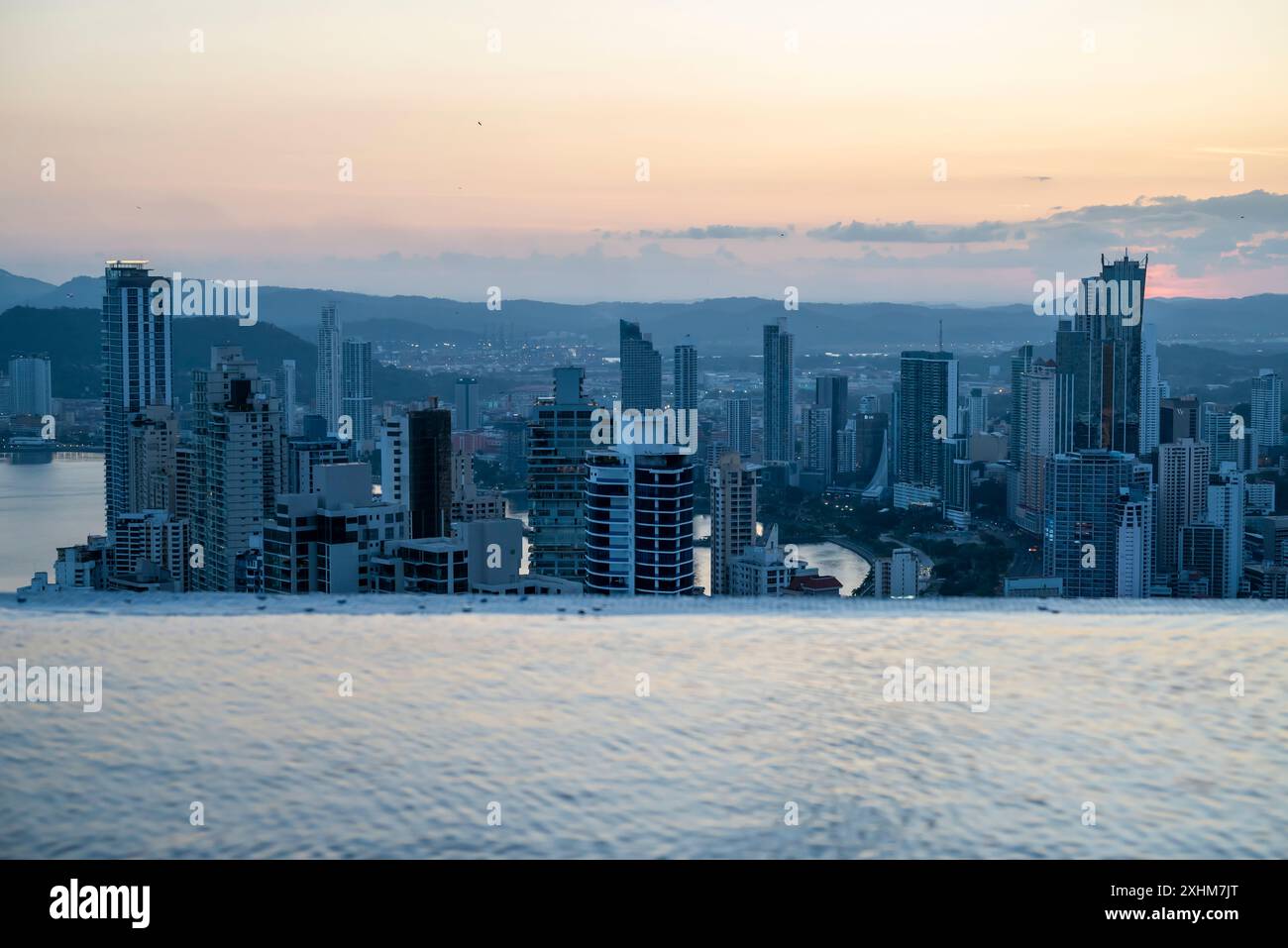 Stadtansicht vom Infinity Pool des JW Marriott Panama Tower, ehemaliger Trump Ocean Club, gemischtes Uferhotel und Wohnungsturm, Punta Pacífic Stockfoto