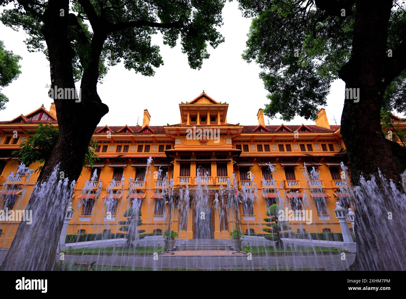 Historische gelbe Gebäude im französischen Kolonialstil im Ha Noi Vietnam Stockfoto