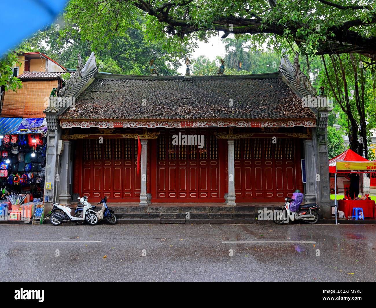 Historische gelbe Gebäude im französischen Kolonialstil im Ha Noi Vietnam Stockfoto