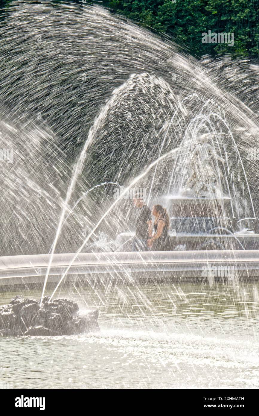 Endlich Sommer. Touristen zwischen den Fontänen der Springbrunnen von König Ludwig II. Bei dem Schloss Herrenchiemsee auf der Herreninsel. Herreninsel Bayern Deutschland *** endlich Sommertouristen zwischen den Springbrunnen von König Ludwig IIS am Herrenchiemsee auf Herreninsel Herreninsel Bayern Deutschland Copyright: XRolfxPossx Stockfoto