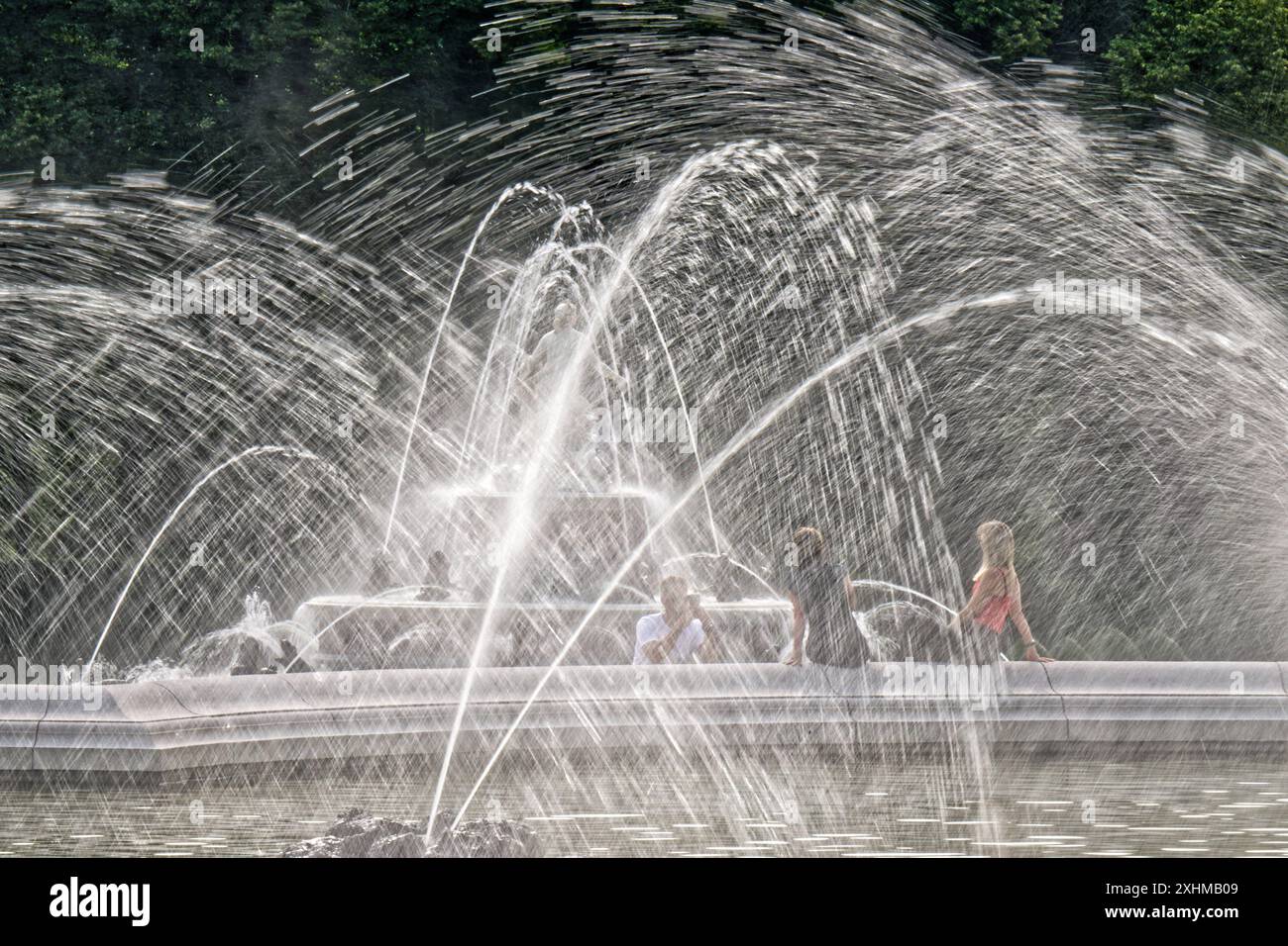 Endlich Sommer. Touristen zwischen den Fontänen der Springbrunnen von König Ludwig II. Bei dem Schloss Herrenchiemsee auf der Herreninsel. Herreninsel Bayern Deutschland *** endlich Sommertouristen zwischen den Springbrunnen von König Ludwig IIS am Herrenchiemsee auf Herreninsel Herreninsel Bayern Deutschland Copyright: XRolfxPossx Stockfoto