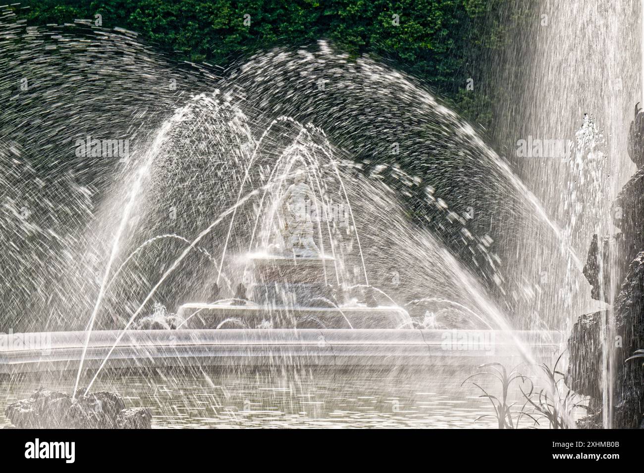 Endlich Sommer. Fontänen der Springbrunnen von König Ludwig II. Bei dem Schloss Herrenchiemsee auf der Herreninsel. Herreninsel Bayern Deutschland *** endlich Sommerbrunnen der Brunnen von König Ludwig II. Auf Schloss Herrenchiemsee auf Herreninsel Herreninsel Bayern Deutschland Copyright: XRolfxPossx Stockfoto