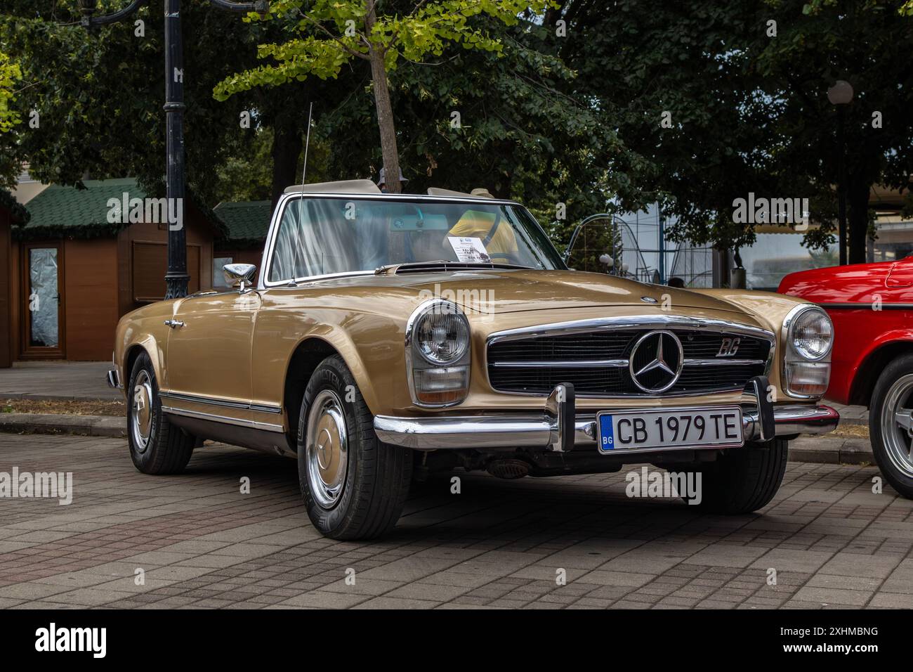Gelber Mercedes 280 SL im Retro-Look bei der Veranstaltung „Classic Cars“ in Pomorie, Bulgarien Stockfoto