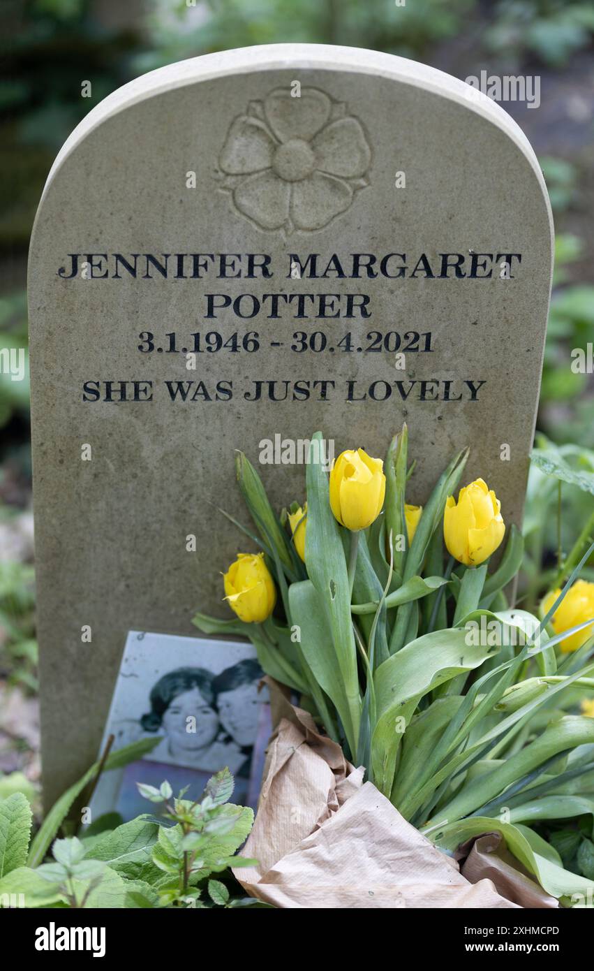 Gelbe Tulpen und ein Foto sind am Grab einer Frau mit dem Zitat "She Was just lovely". Highgate Cemetery, London, Großbritannien Stockfoto