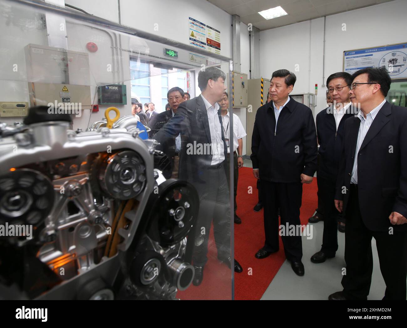 Peking, China. Mai 2014. XI Jinping erfährt während einer Inspektion von SAIC Motor in Shanghai, Ostchina, am 24. Mai 2014 über die Entwicklung neuer Energiefahrzeuge. UM MIT 'Profil: XI Jinping der Reformer' zu GEHEN Credit: LAN Hongguang/Xinhua/Alamy Live News Stockfoto