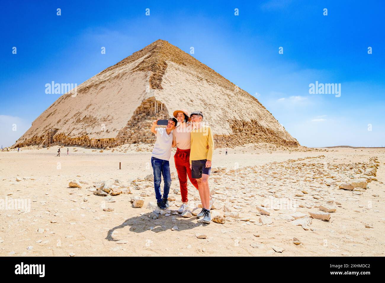 Glückliche Familie, die ein Selfie in der Bent Pyramid, Dahshur, Ägypten macht Stockfoto