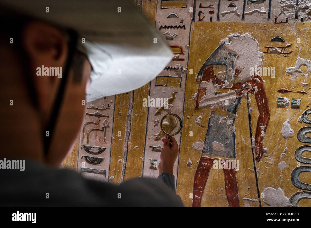 Kleiner Junge, der das Grab von Ramses III. Mit einer Lupe, Luxor, erkundet Stockfoto