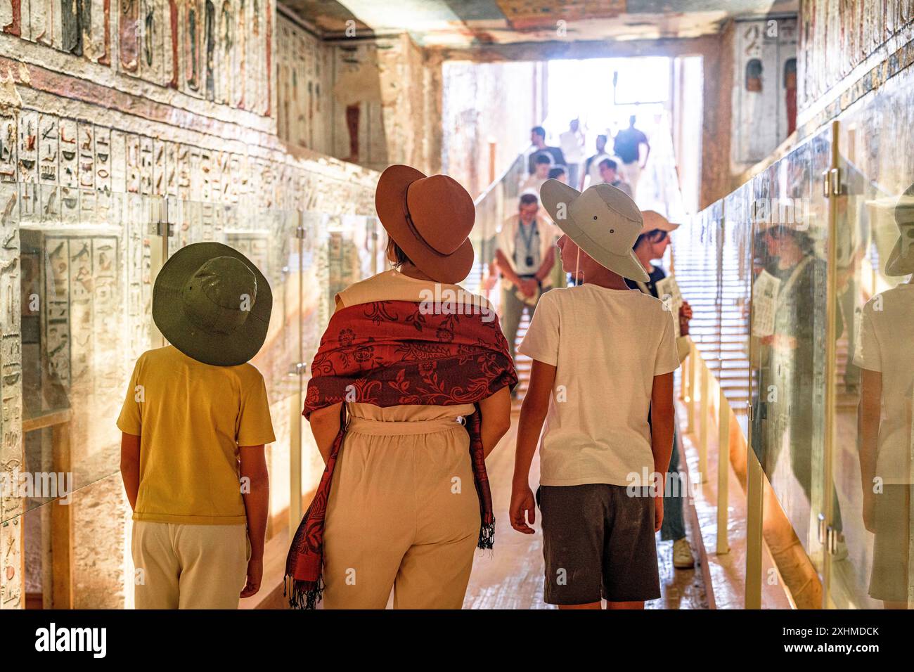 Reife Frau mit zwei süßen Jungs, die das Grab von Ramses IX. In Ägypten besuchen Stockfoto