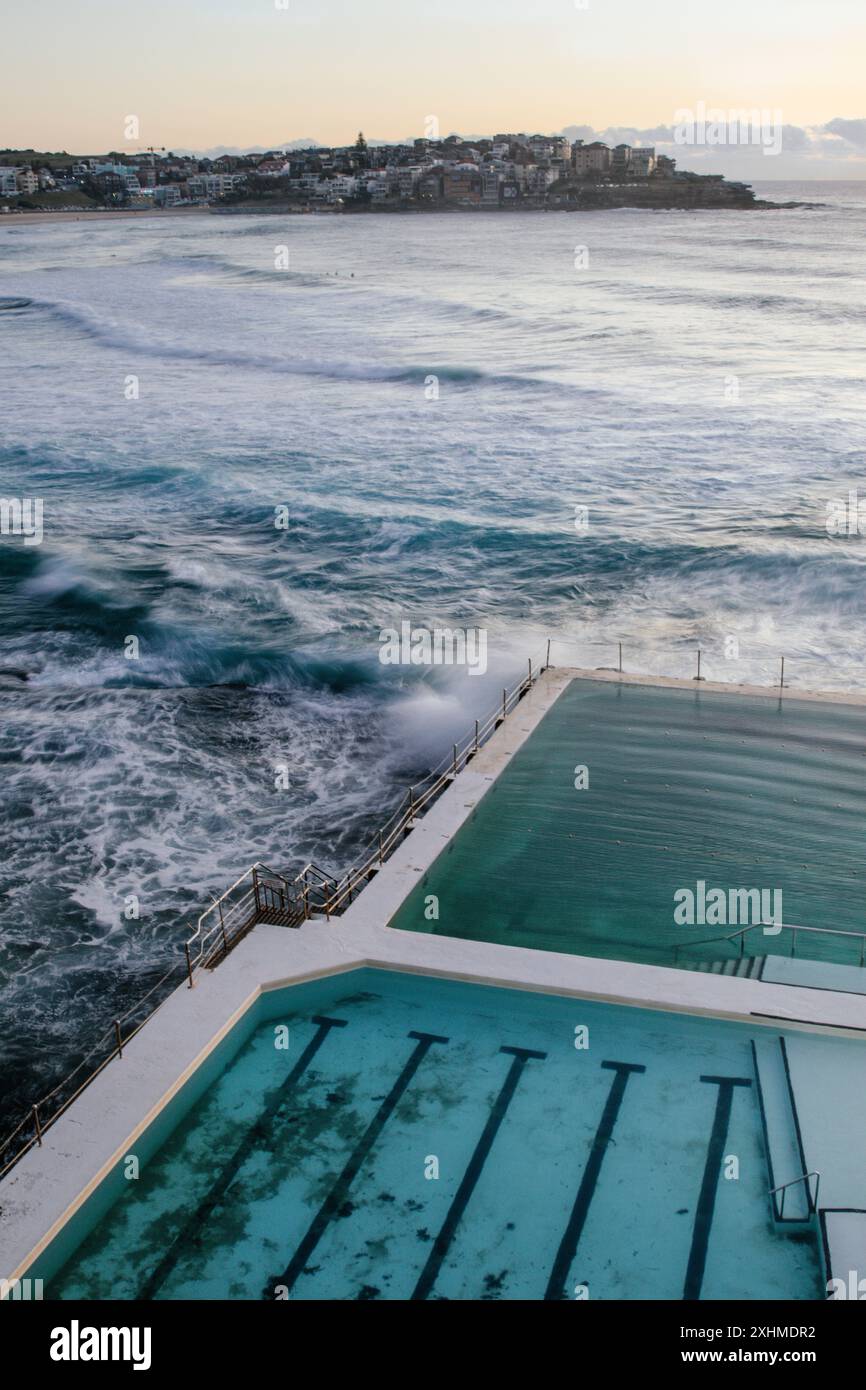 Blick auf den Ocean Rock Pool mit Wellen, die in den Tag des Ozeans stürzen Stockfoto