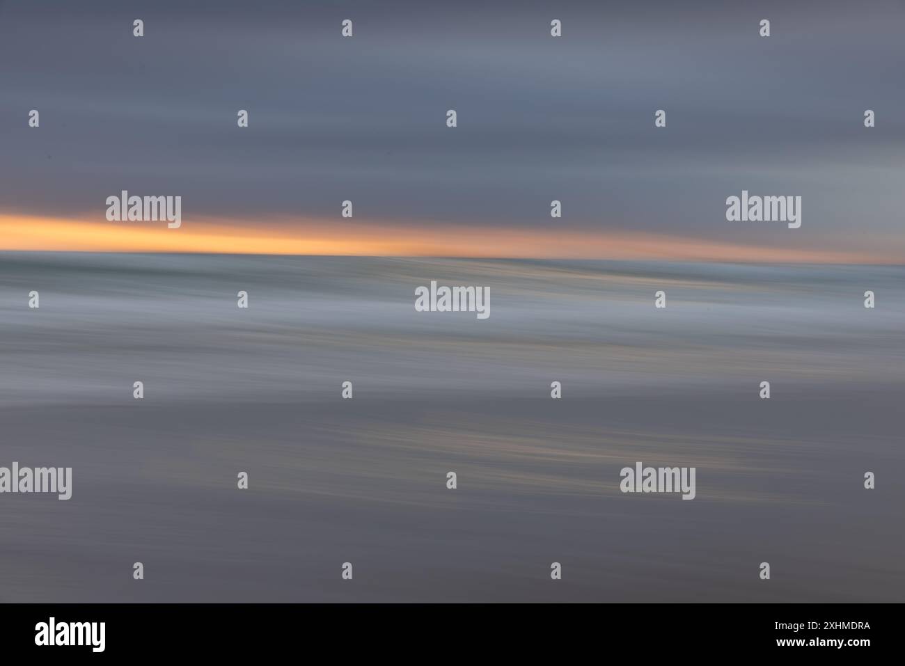 Intention Camera Movement (ICM)-Bild von Strandwellen bei Sonnenuntergang Stockfoto