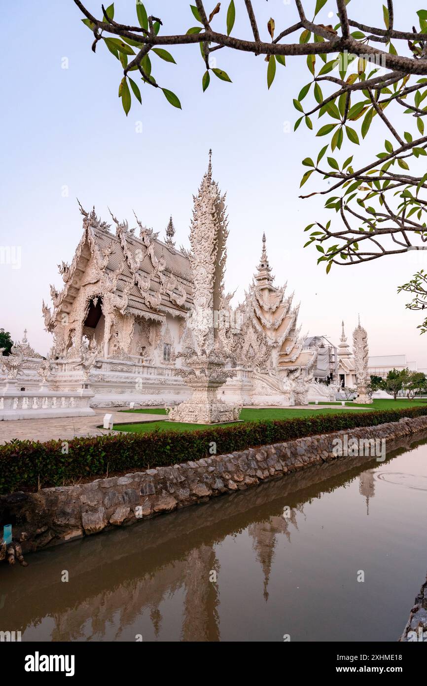 Wat Rong Khun oder White Temple buddhist Schrein bei Sonnenaufgang, Thailand Stockfoto