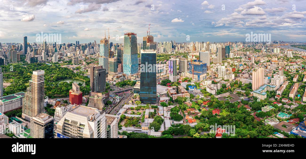 Blick auf die Skyline von Bangkok und den Lumpini Park von einer Bar auf dem Dach Stockfoto