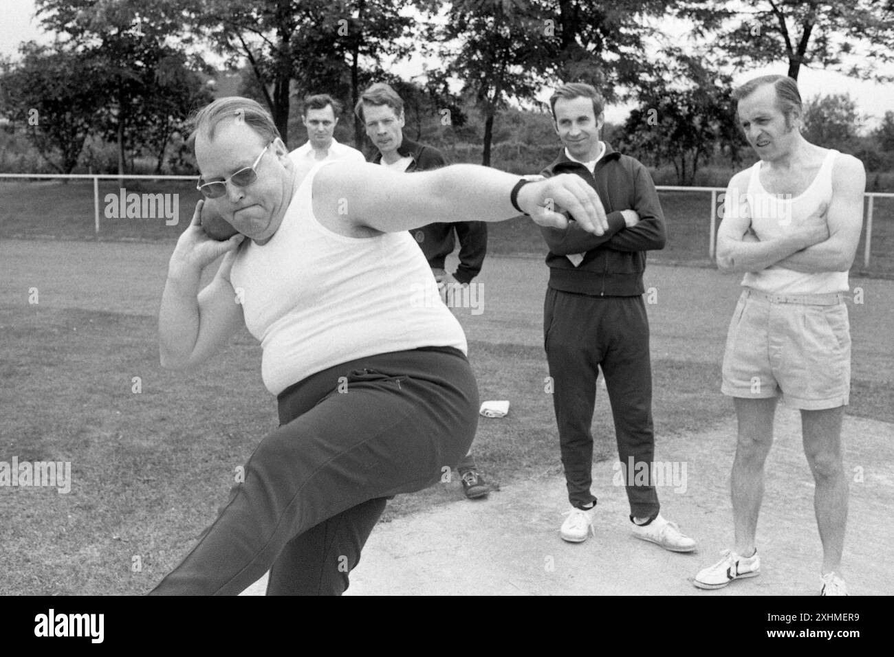 Josef ERTL, Politiker, FDP, Bundeslandwirtschaftsminister, Bundesminister für Ernaehrung, Landwirtschaft und Forsten, privat, beim Kugelstossen, Sportabzeichen, auf einem Sportplatz, 09.06.1972, *** Josef ERTL, Politiker, FDP, Bundesminister für Landwirtschaft, Bundesminister für Ernährung, Land- und Forstwirtschaft, privat, Schuss-Putting, Sportabzeichen, auf einem Sportplatz, 09 06 1972, Stockfoto