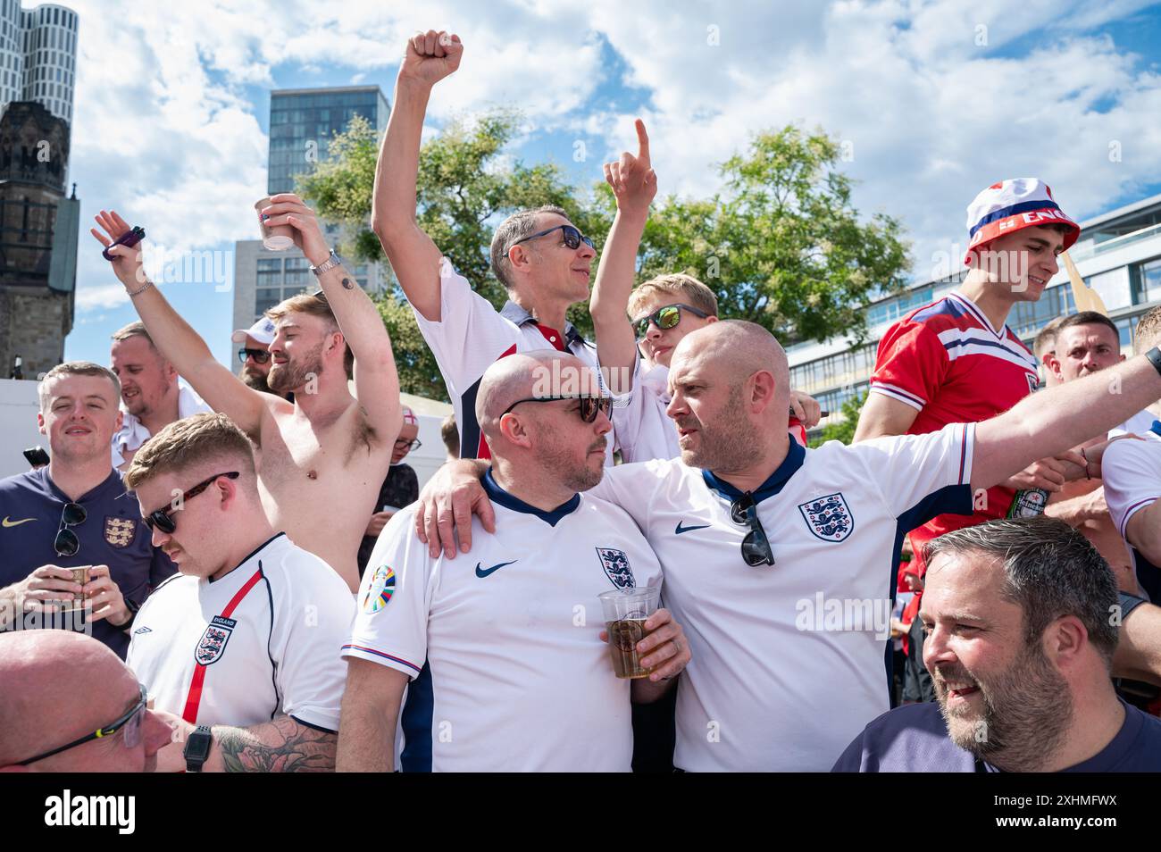 14.07.2024, Berlin, Deutschland, Europa - Fans der englischen Fußballnationalmannschaft feiern in einer Fanzone in Charlottenburg während der UEFA EURO 2024. Stockfoto