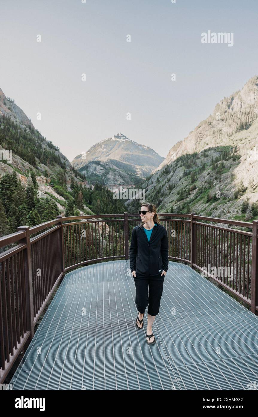 Lächelnde Frau beim Aussichtspunkt am Million Dollar Highway, Ouray, Colorado Stockfoto