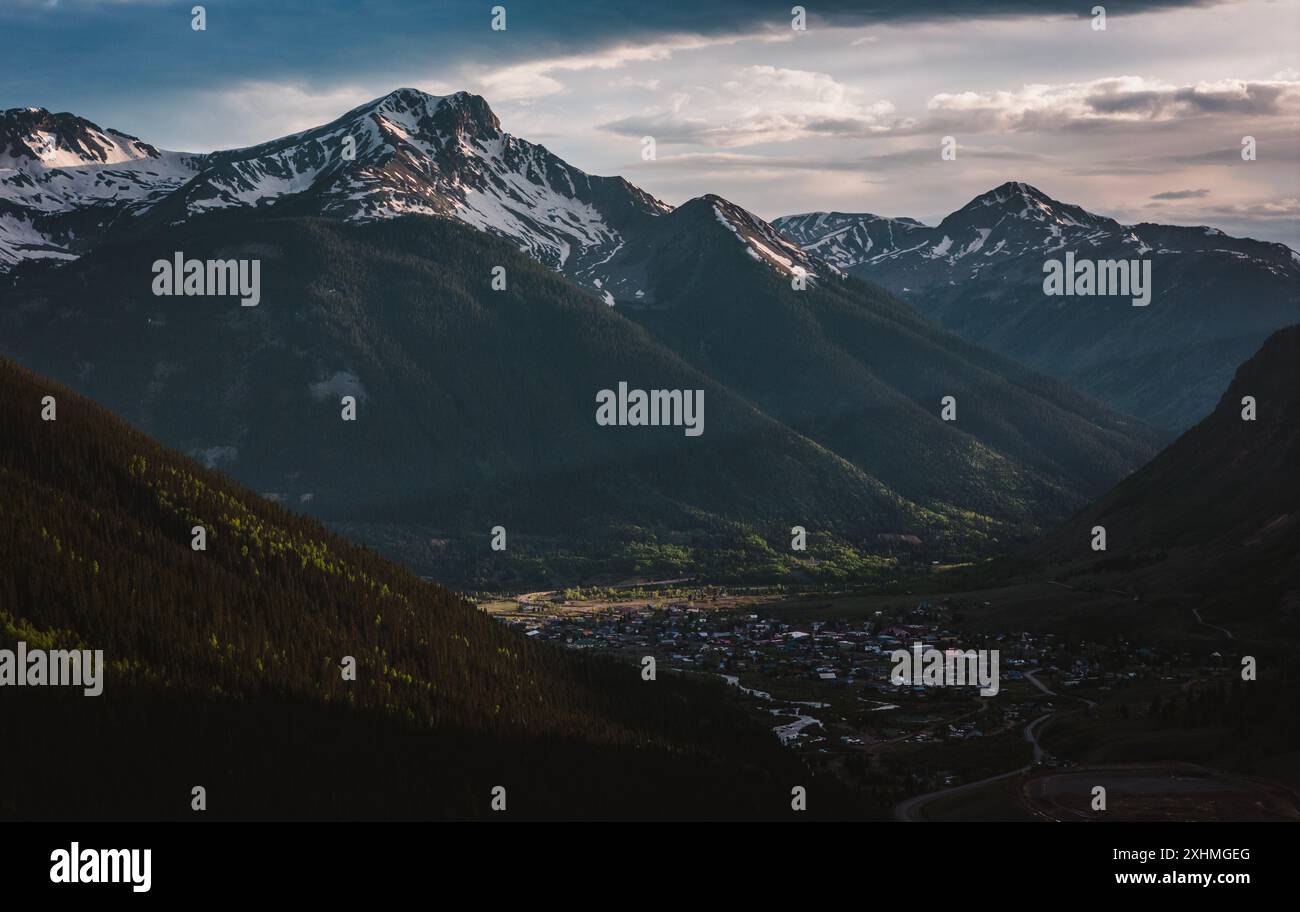 Aus der Vogelperspektive von Silverton Colorado eingebettet zwischen hoch aufragenden Bergen Stockfoto