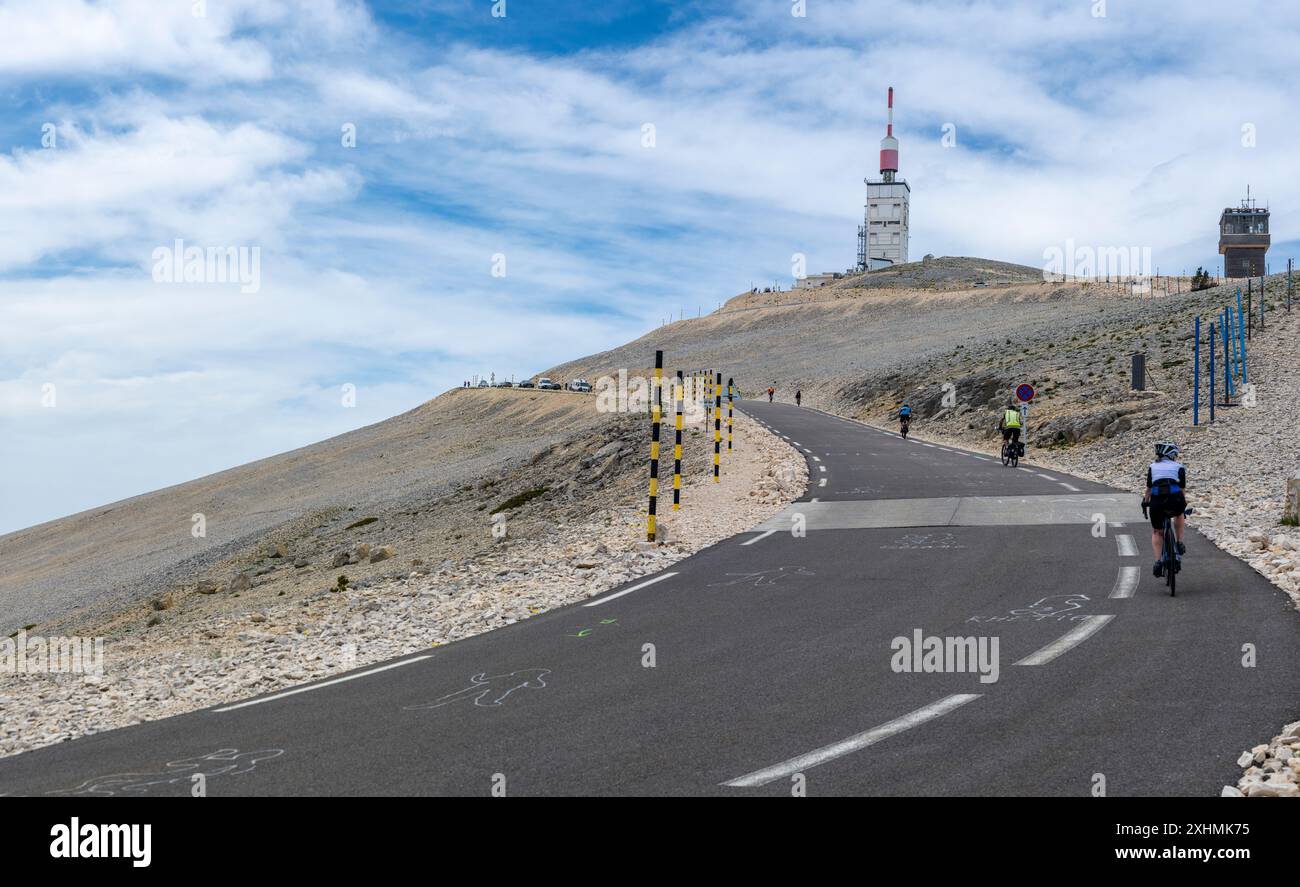 Radfahrerin, die den letzten Kilometer des Mont Ventoux in der Provence, Frankreich, zurücklegt. Stockfoto