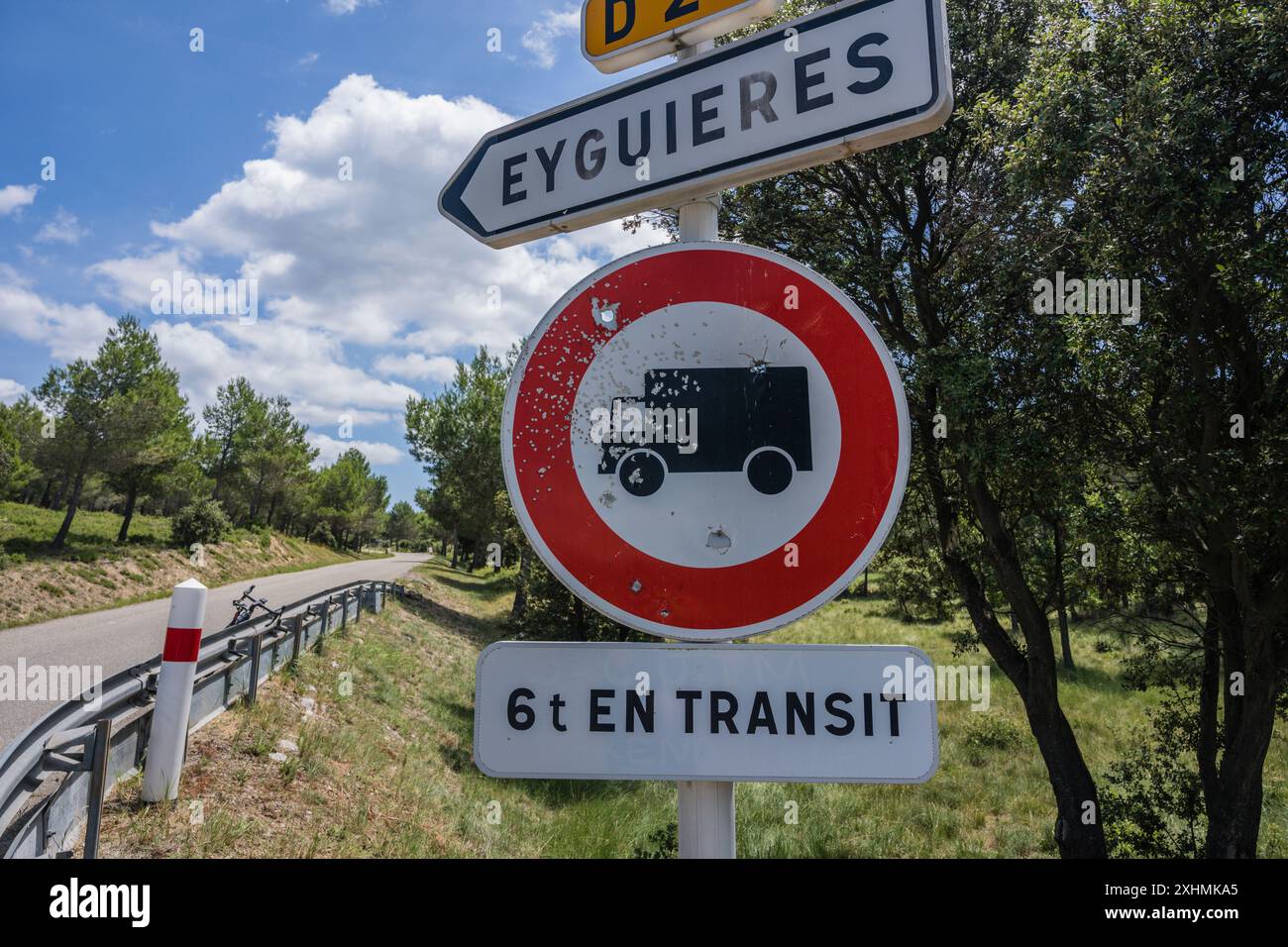 Beschädigtes Straßenschild in Frankreich, Einheimische benutzen das Schild für Zielübungen. Stockfoto