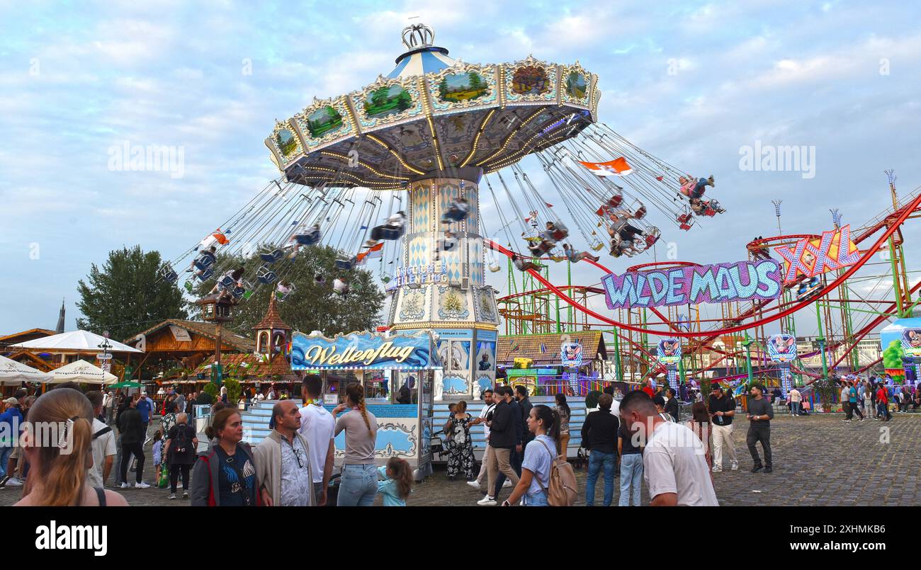 Die größte Kirmes am Rhein am Abend den 14.07.2024 auf der Festwiese in Oberkassel Düsseldorf. Ein Blick auf das Kettenkarussell. Düsseldorf Deutschland *** die größte Messe am Rhein am Abend des 14 07 2024 auf dem Messegelände in Oberkassel Düsseldorf Ein Blick auf das Kettenkarussell Düsseldorf Deutschland Stockfoto