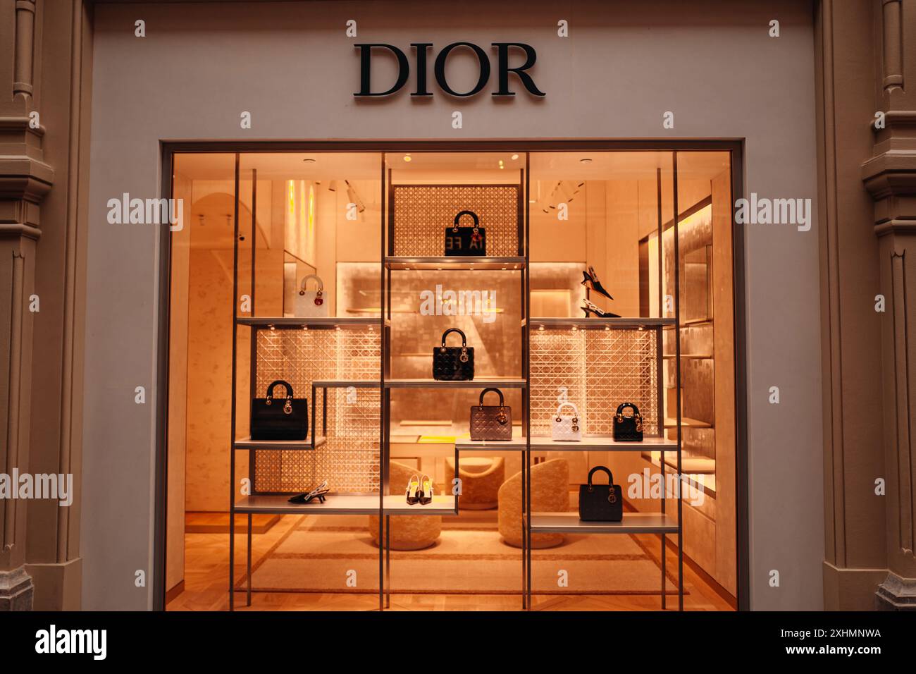 Fassade der berühmten Luxusboutique Dior, Schaufenster mit schicken Taschen. Christian Dior ist ein französisches Unternehmen, dem der Modehersteller gehört Stockfoto