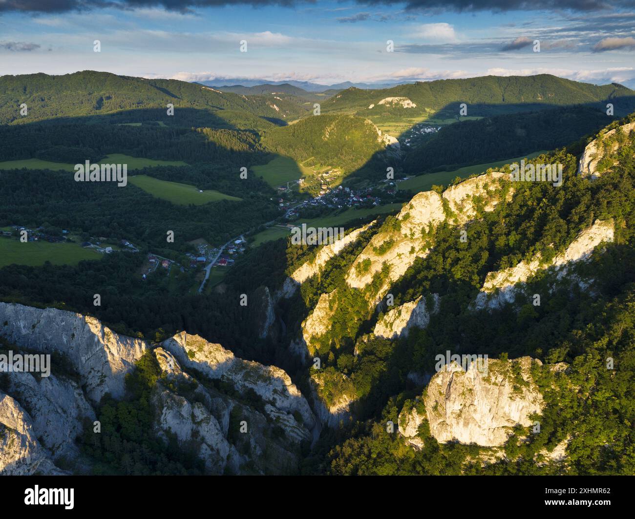 Felsen der Maninska Tiesnava-Schlucht im Strazov-Gebirge, Slowakei Stockfoto