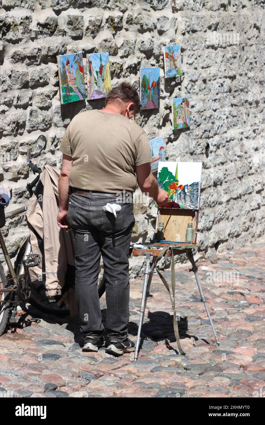 Straßenkünstler malte eine lokale Szene in der Altstadt von Tallinn, Estland Stockfoto